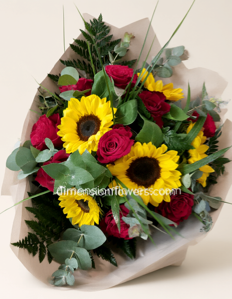 Bouquet di girasoli e rose rosse