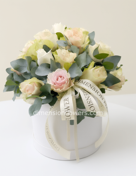 flowerbox con rose ed altri fiori sfumature rosa e verdi