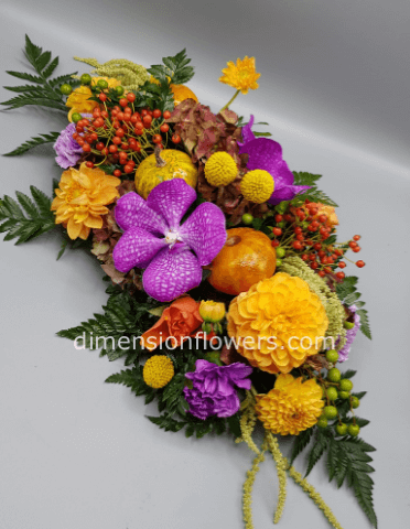 colorato centro tavola allungato, bacche, orchidee particolari, rose e verdi