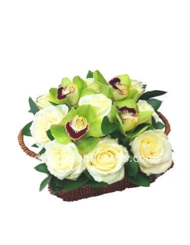 Cestino con orchidee e rose chiare.