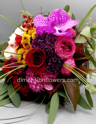 Bouquet particolare fantasia,  colori accesi, orchidee, rose e fiori di stagione.