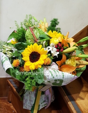 Bouquet di fiori colorati ed assortiti di stagione base