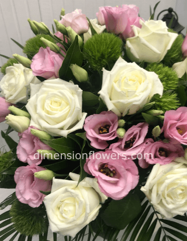 Bouquet di rose bianche, lisianthus rosa e verdi