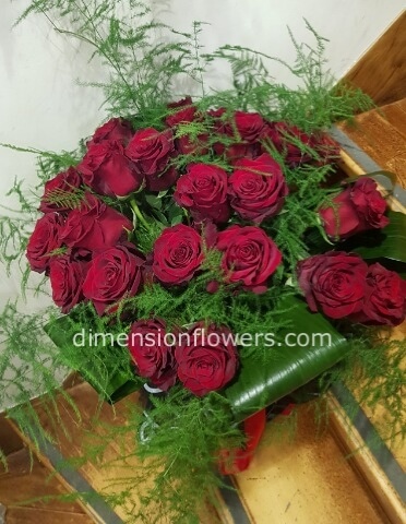Bouquet di rose rosse e verdi base (20 rose)