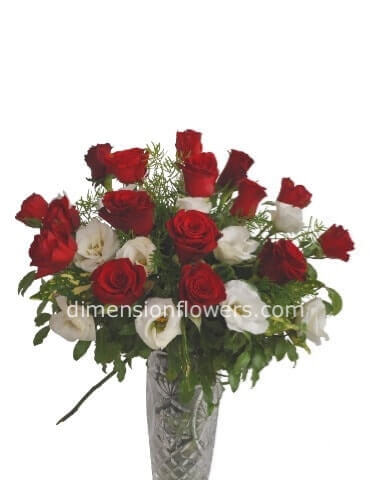 Bouquet di rose e fiori bianchi lisianthus o similari base