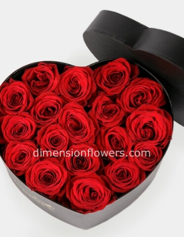 flower box a forma di cuore con rose rosse