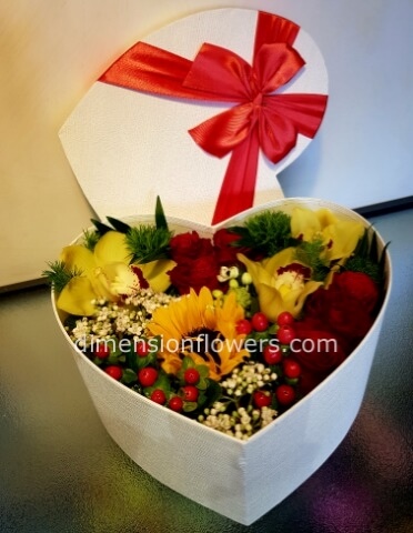 flower box a forma di cuore con fiori assortiti colorati