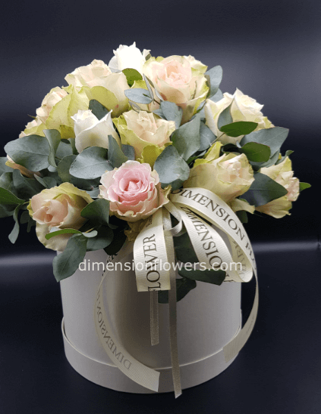 flowerbox con rose ed altri fiori sfumature rosa e verdi