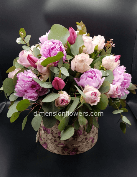 elegante flowerbox con rose, peonie e verdi decorativi