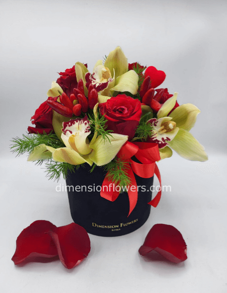 cappelliera LOVE con rose rosse e orchidee
